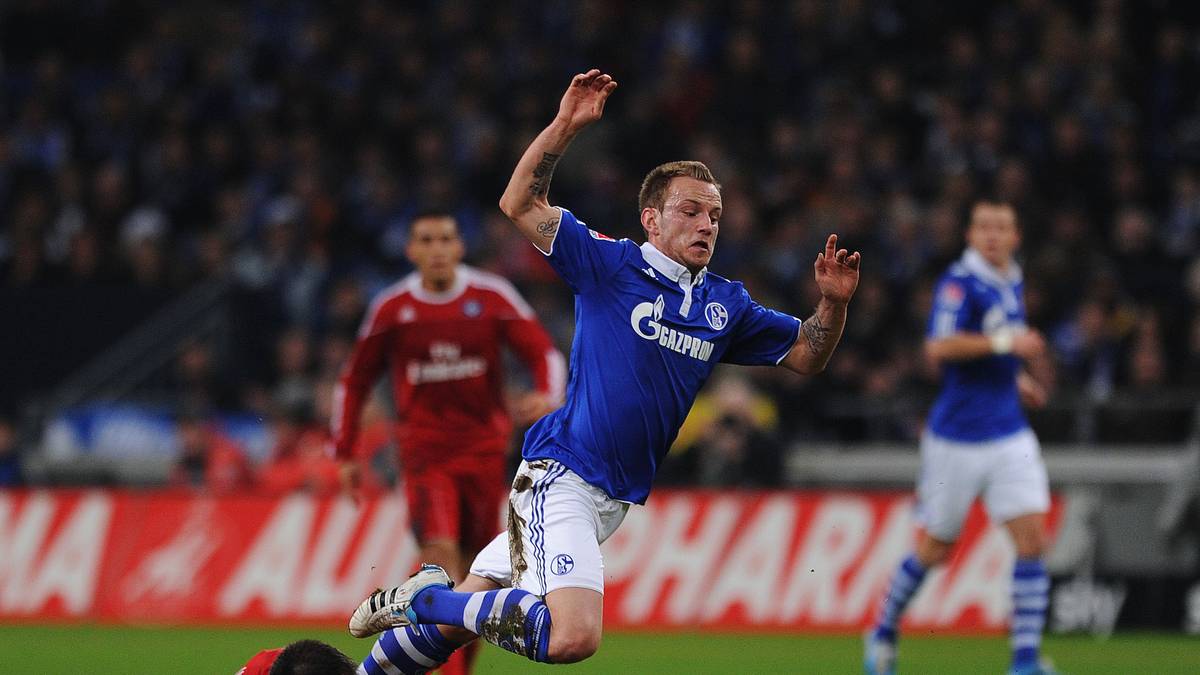 IVAN RAKTIC: Der Kroate, der auch die schweizer Staatsbürgerschaft besitzt, ist eine der Überraschungen bei Barca. Noch 2011 schnürt er die Schuhe bei Schalke 04 - sitzt hinter Jurado aber nur noch auf der Bank und wird für 2,5 Millionen Euro Ablöse nach Sevilla verkauft. Dort wird er 2014 Europa-League-Sieger, wechselt im Sommer für 18 Millionen nach Barcelona und verdrängt dort einen gewissen Xavi