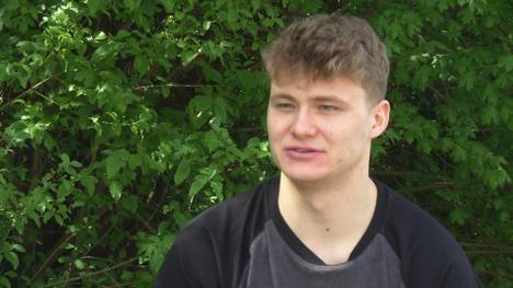 Das Eishockey-Nachwuchstalent Tim Stützle blickt in freudiger Erwartung auf die anstehende WM in Finnland. Er spricht im Interview u.a. über seine Rolle im Team, Druck von Außen und seine Ziele für das Turnier.