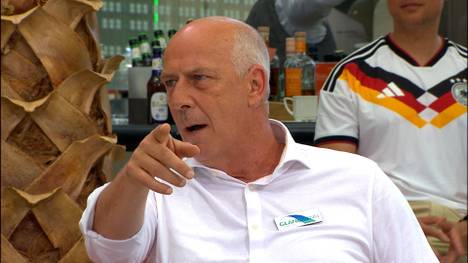 SPORT1-Experte Mario Basler ledert im FIROCKX.ONE WM Doppelpass gegen die "Hydration Break" bei der WM 2026.