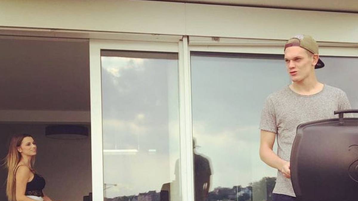 Matthias Ginter genießt die spielfreie Woche am Grill mit Freundin Christina Raffaela