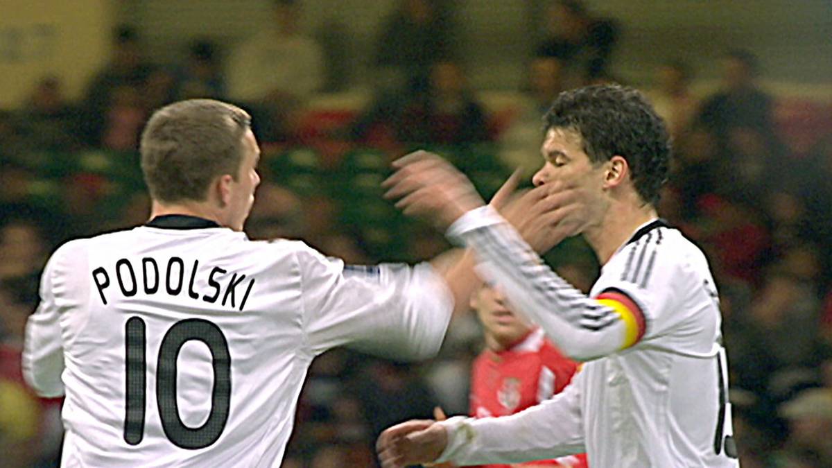 PLATZ 4 - DER EKLAT: Die dunkelste Stunde von Podolski im DFB-Trikot: Im WM-Qualifikationsspiel zwischen Wales und Deutschland am 1. April 2009 langt Podolski nach einem Wortgefecht beim "Capitano" Michael Ballack zu