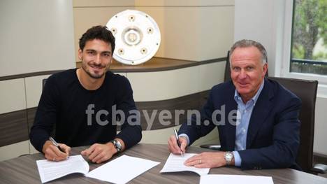 Mats Hummels unterschreibt seinen Vertrag beim FC Bayern