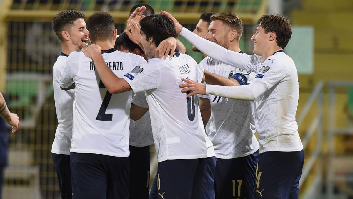 Corriere dello Sera: "Ein Euro-Lachen für Italien. Die Azzurri sichern sich eine bequeme Gruppe, die der Mannschaft nicht allzu viel Herzklopfen bereiten dürfte. Nach vier Jahren Abwesenheit von der großen Fußballbühne können die Azzurri mit einem angenehmen Start bei der EURO 2020 rechnen. Italien muss sich jedoch vor Enthusiasmus und Überheblichkeit in Acht nehmen, die uns vor zwei Jahren teuer zu stehen gekommen sind."