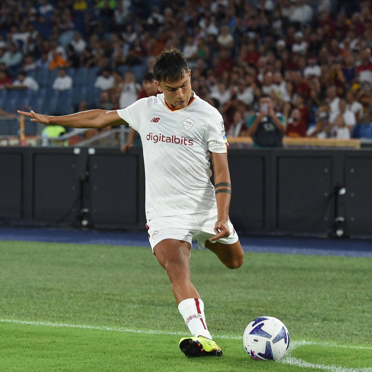 Die AS Rom absolviert das letzte Testspiel vor dem Liga-Auftakt. Unfreiwilliger Hauptdarsteller wird Neuzugang Paulo Dybala mit einem Mega-Patzer.