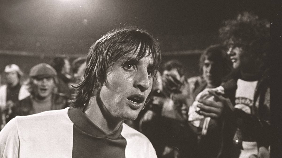 ... nicht zuletzt dank des Doppelpacks von Cruyff. Trainer Rinus Michels perfektionierte das System des "Voetbal Totaal" und holte auch noch die Meisterschaft und den nationalen Pokal, ehe er sich nach Barcelona verabschiedete