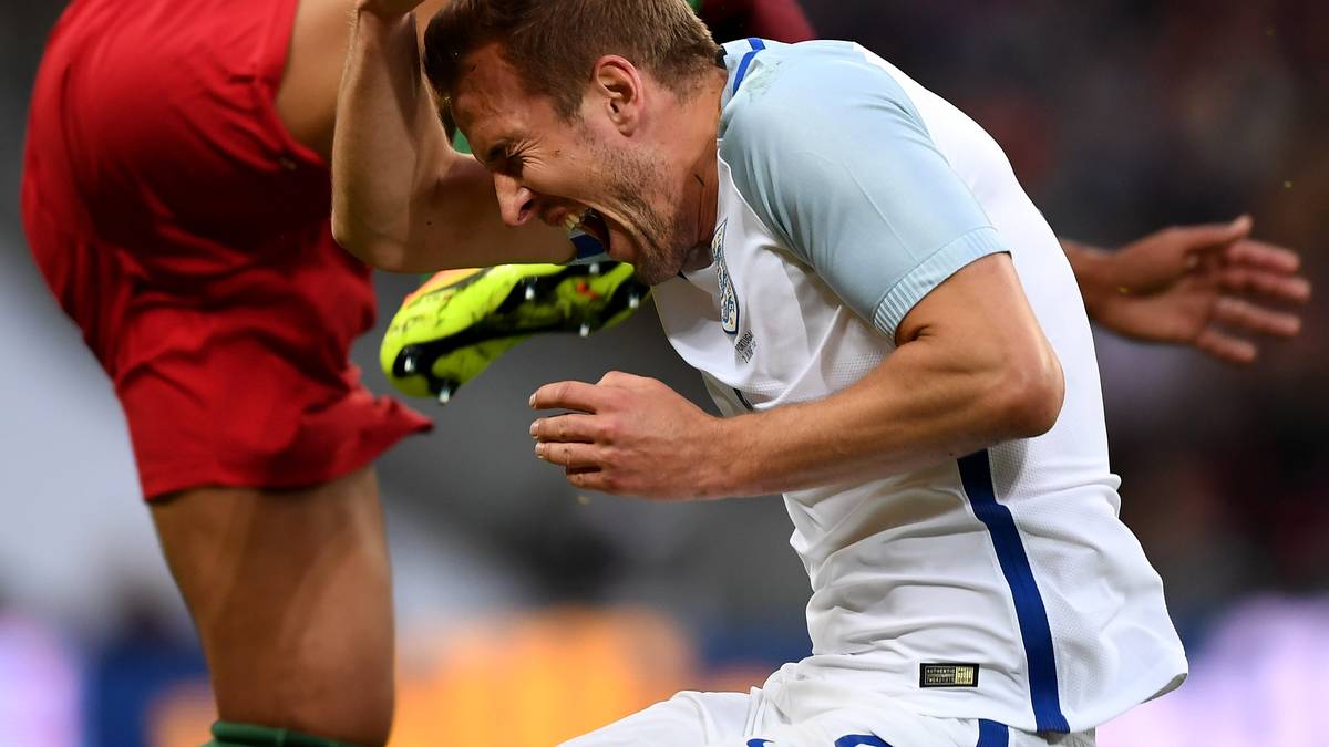 Nach dem brutalen Tritt hält sich Kane schmerzverzerrt den Kopf. Das Foul passiert an der linken Außenbahn weit in der englischen Hälfte
