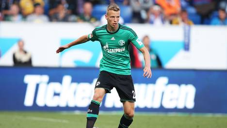 Marvin Friedrich vom FC Schalke 04 führt den Ball