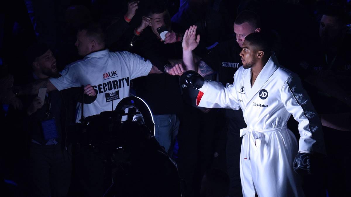 Die Fans versuchen trotz der Sicherheitskräfte noch einmal alles, um mit dem Box-Champion abzuklatschen