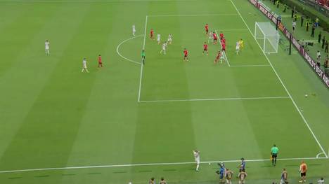 Hoffenheims Vladimir Coufal schleudert den Ball beim WM-Auftakt seiner Tschechen gegen Südkorea beim Einwurf über 30 Meter weit ins Feld - und genau auf den Kopf von Ladislav Krejci, der die Vorlage ideal verwertet. 