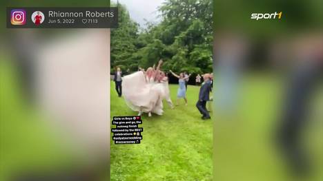 Der Waliserin Rhiannon Roberts gelingt auf ihrer eigenen Hochzeit ein Tor bei einer Partie unter den Gästen.
