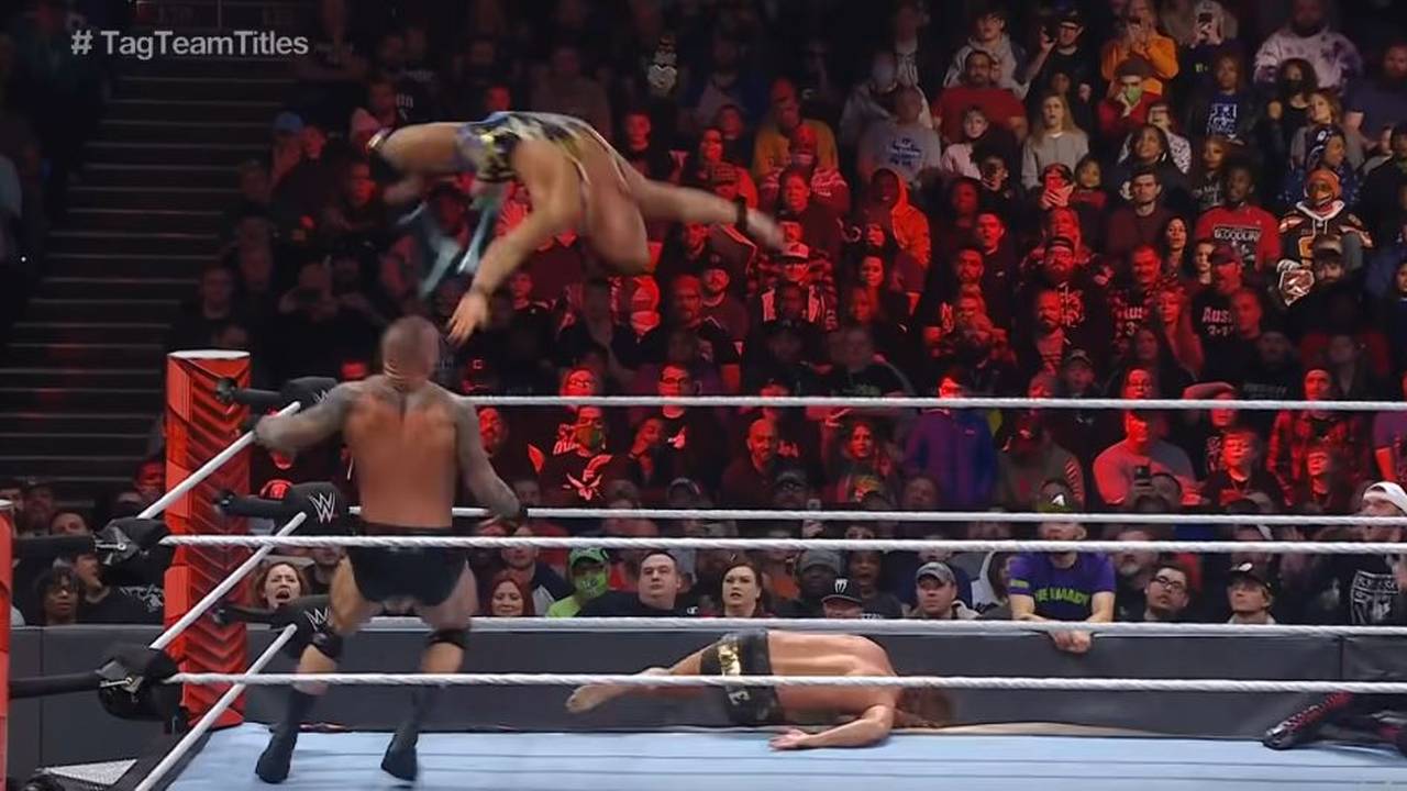 WWE RAW: Randy Orton mit unfassbarem RKO gegen Chad Gable