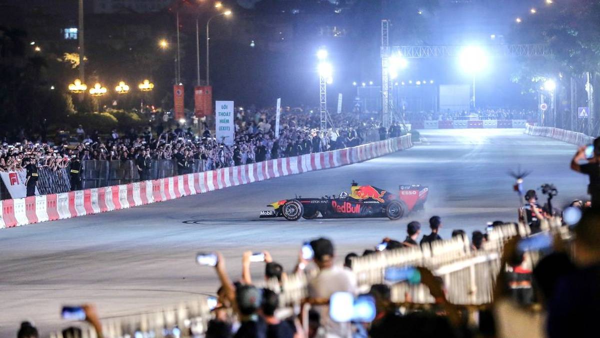 Bei der Eröffnungsshow zeigten bereits die Red Bull ihr Können und begeisterten die asiatischen Fans