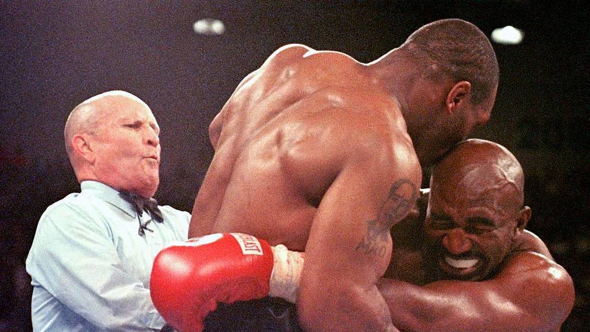 Zunächst wurde Tyson im Frühjahr 1992, kurz vor dem Titelkampf gegen Evander Holyfield, wegen des Vorwurfs der Vergewaltigung der Miss-Black-America-Kandidatin Desiree Washington zu sechs Jahren Haft verurteilt 