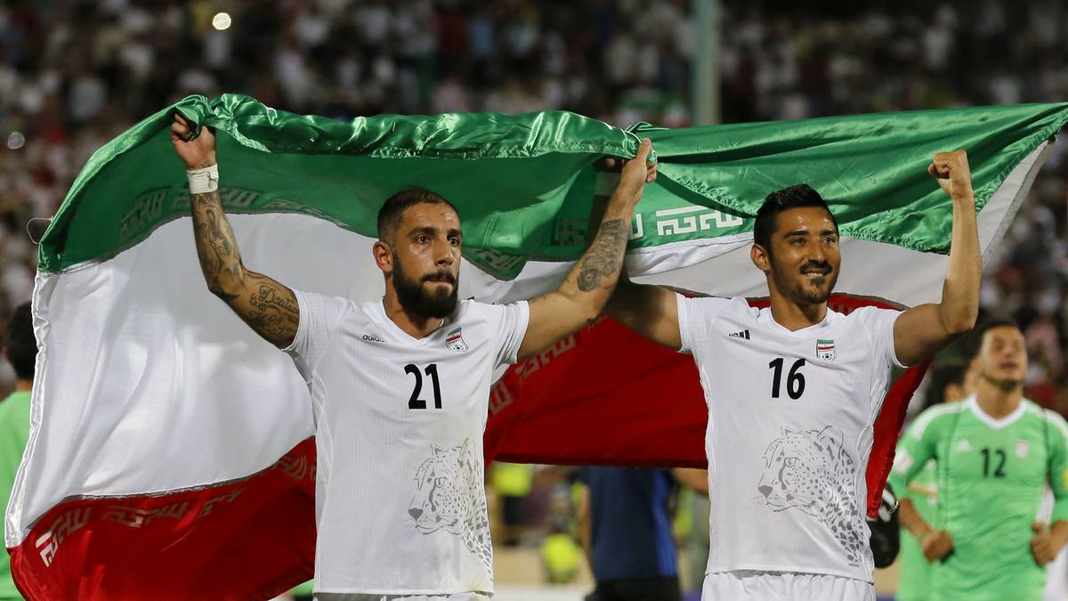 TOPF 3 - IRAN (34): Jubel bei Ex-Bundesliga-Profi Ashkan Dejagah (l.). Der Iran beseitigt im Juni mit einem 2:0-Sieg über Usbekistan alle Zweifel an einer WM-Teilnahme und bucht als erstes asiatisches Team seine Reise zur WM