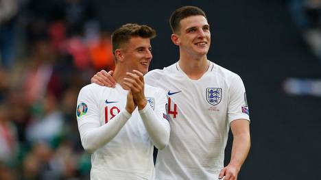 England's midfielder Mason Mount (L) and England's defender Declan Rice applauds the fans following the UEFA Euro 2020 qualifying first round Group A football match between England and Bulgaria at Wembley Stadium in London on September 7, 2019. - England won the match 4-0. (Photo by Ian KINGTON / AFP) / NOT FOR MARKETING OR ADVERTISING USE / RESTRICTED TO EDITORIAL USE        (Photo credit should read IAN KINGTON/AFP via Getty Images)
