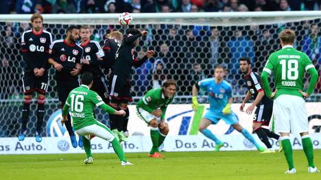 Zlatko Junuzovic (Nr. 16) trifft per Freistoß zum zwischenzeitlichen 2:0 für Werder Bremen 