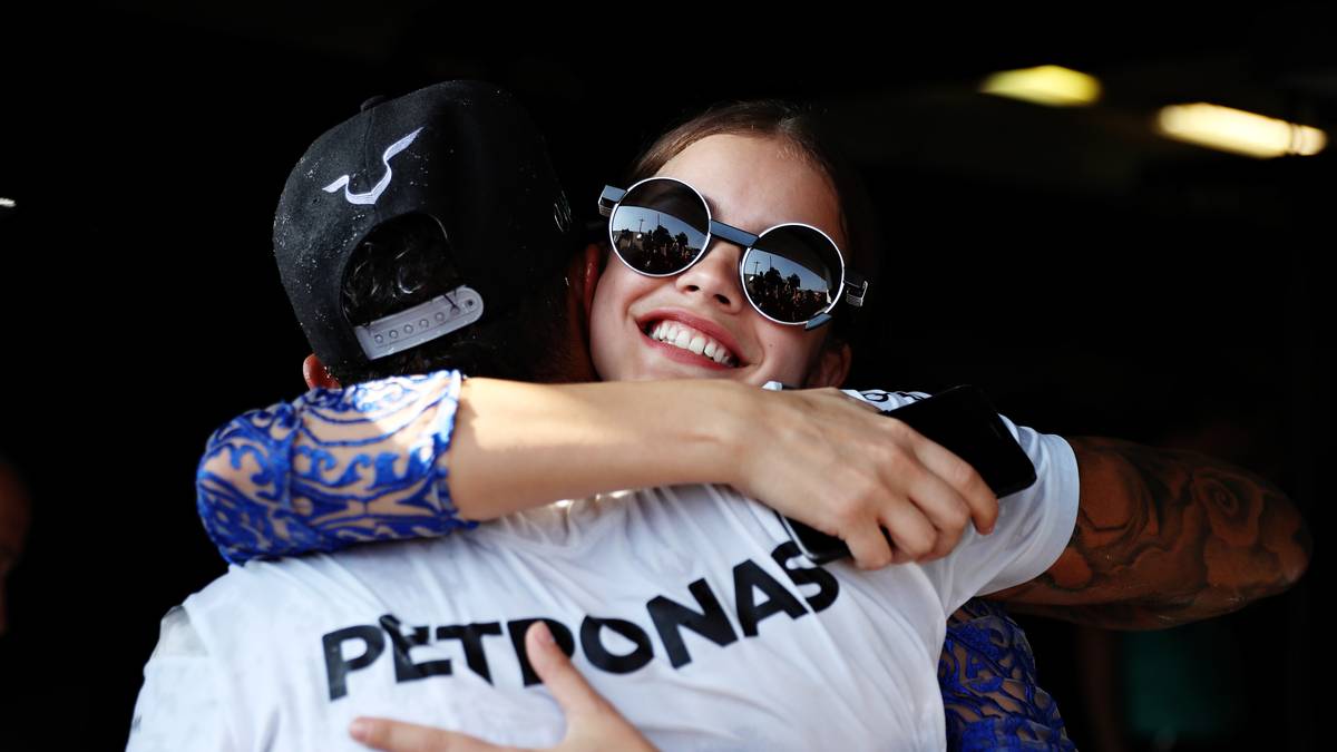 Mit ihr soll das Verhältnis über eine Freundschaft hinaus gegangen sein: Model Barbara Palvin. Hamilton und Palvin trafen sich erstmals bei den Internationalen Filmfestspielen von Cannes. Da die beiden sich auf Anhieb gut verstanden, tauchten danach auch Bilder von gemeinsamen Party-Abenden auf