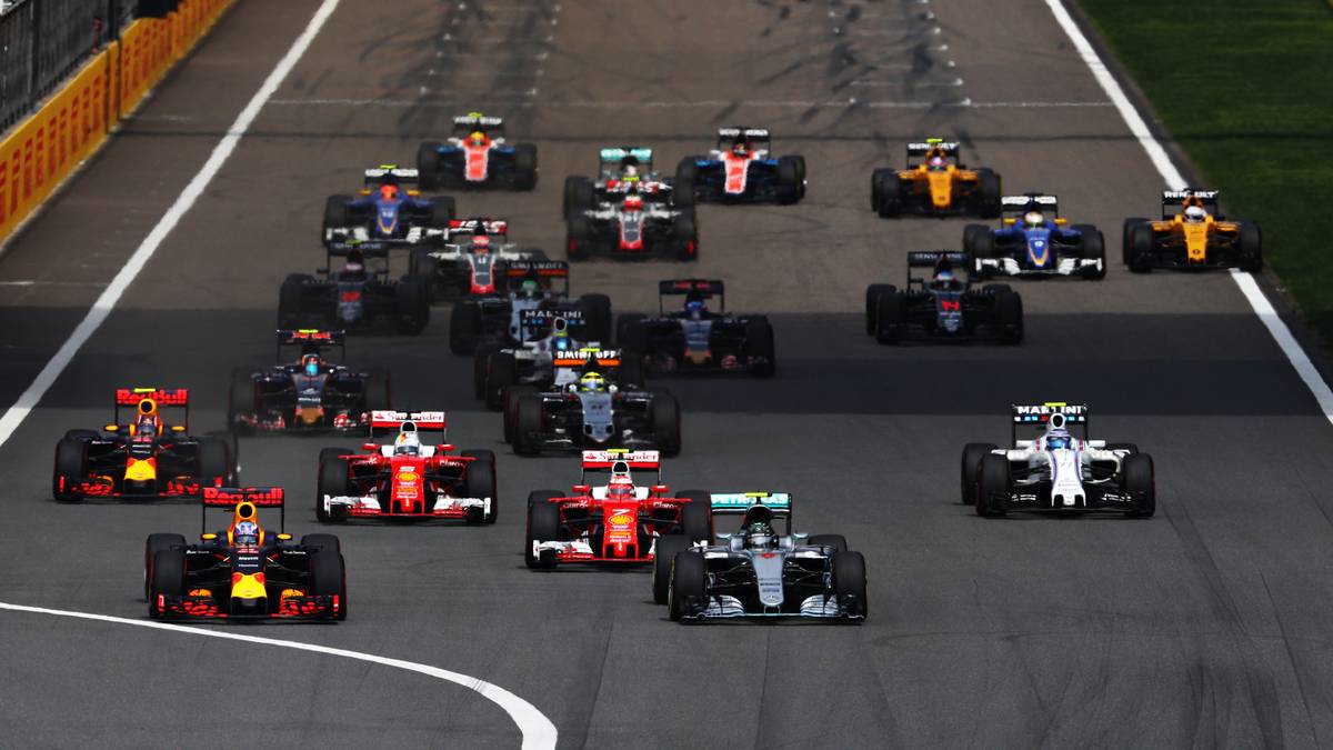 Der Start läuft für Rosberg alles andere als gut. Daniel Ricciardo zieht im Red Bull vorbei und übernimmt die Spitze