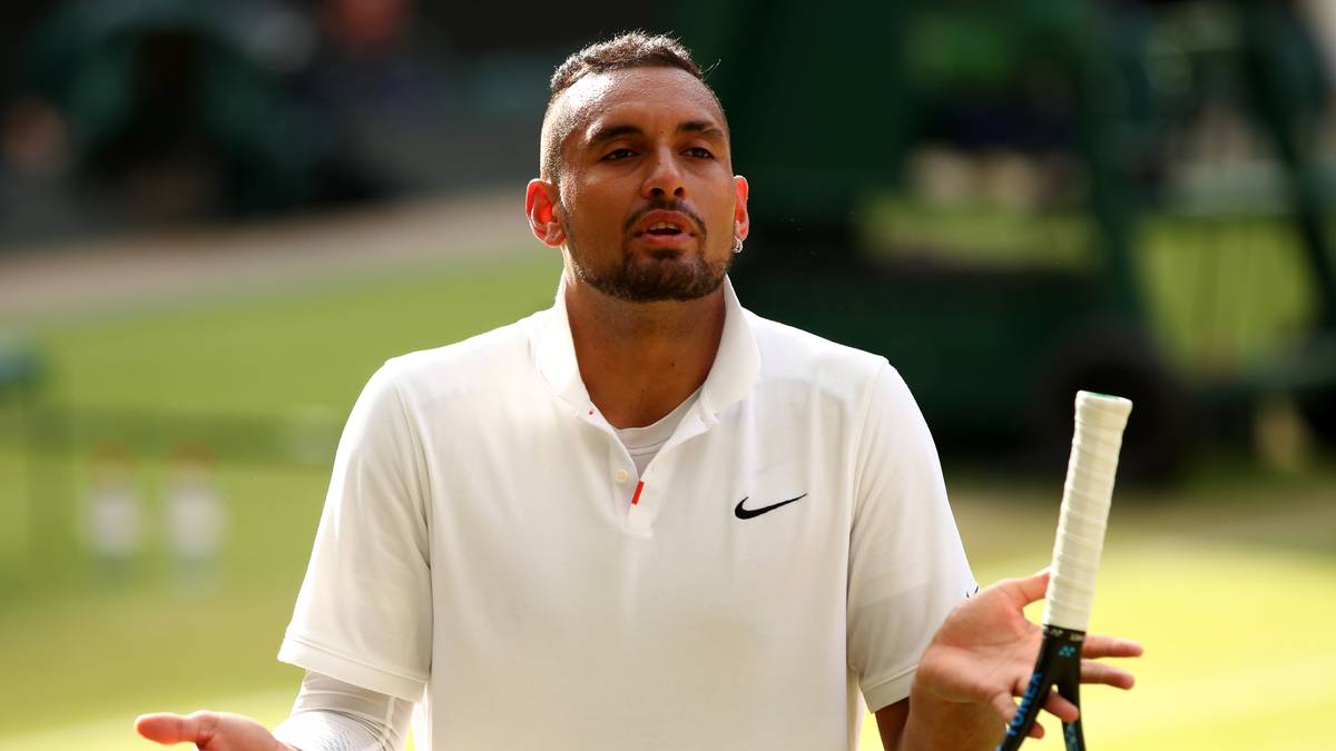 WIMBLEDON 2019: Nach seinem Zweitrunden-Aus gegen Nadal übt Kyrgios heftige Kritik am Schiedsrichter, der Nadals langsame Aufschlagroutine nicht geahndet hatte: "Er fühlt sich offenbar ziemlich wichtig, wenn er da oben auf dem Stuhl sitzt. Er war einfach schrecklich. Ich denke, wie er das Match geleitet hat, war einfach schlecht"