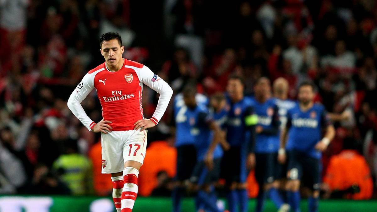 Frust bei Alexis Sanchez vom FC Arsenal vor einer Jubeltraube vom AS Monaco
