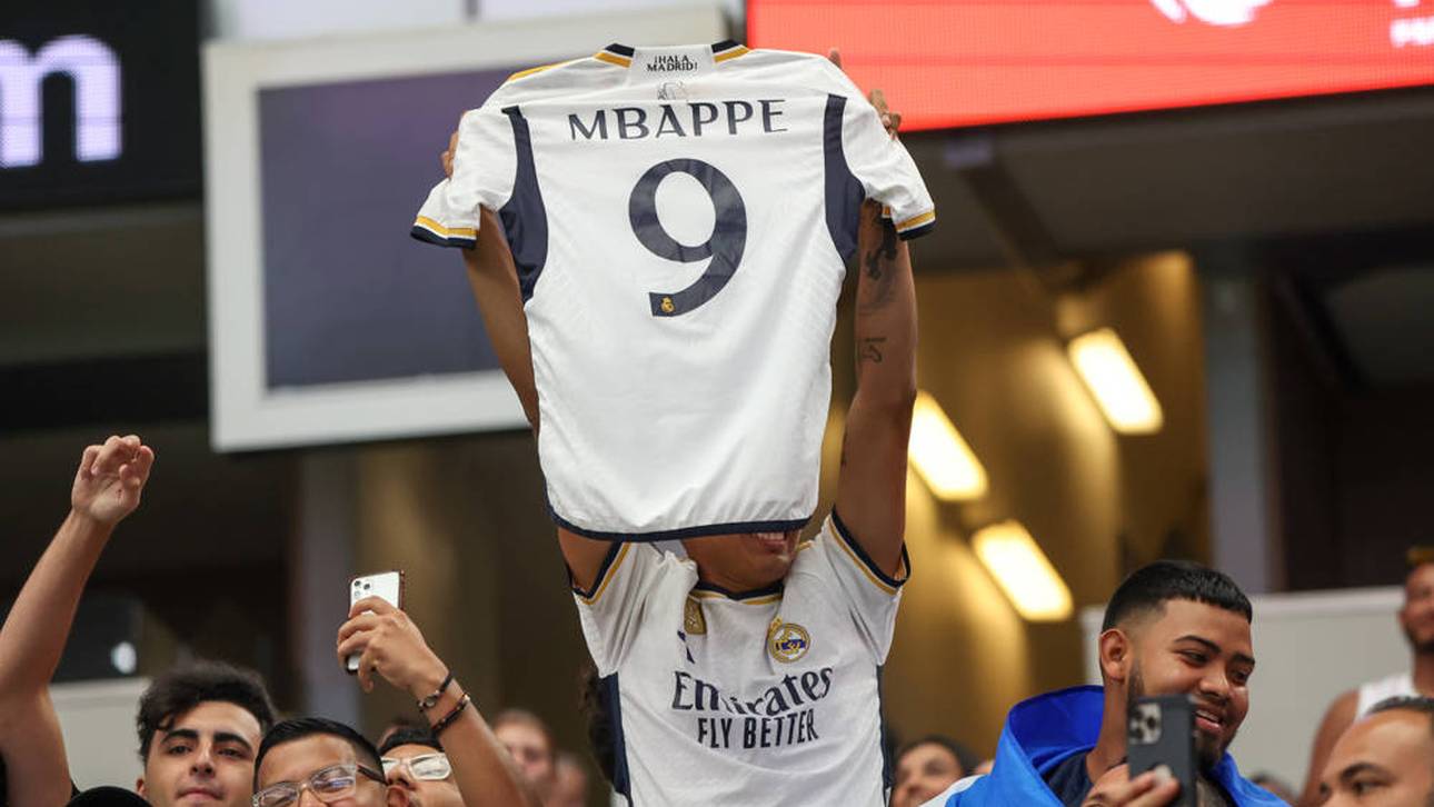 Ein Real-Fan mit einem Mbappé-Trikot