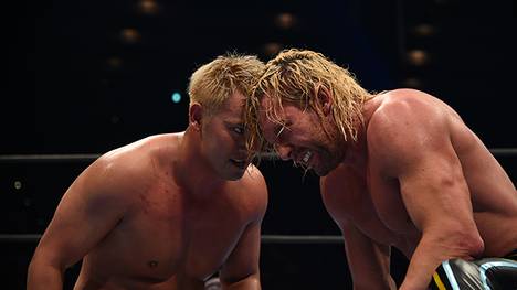 Kazuchika Okada (l.) und Kenny Omega lieferten sich bei NJPW Klassiker