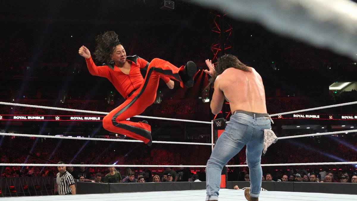 Elias (r.) hat Jarrett schnell eliminiert und muss sich mit der neuen Generation auseinander setzen, unter anderem dem japanischen Trittkünstler Shinsuke Nakamura
