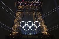 Die offizielle Eröffnungsfeier von Olympia 2024 in Paris zieht Fans, Sportlerinnen und Sportler in den Bann. Paris zeigt eine spektakuläre Show mit Stars, Legenden und kulturellen Einflüssen.