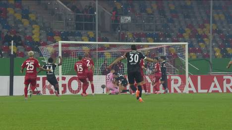 Fortuna Düsseldorf versinkt weiter in der Krise. Gegen den SC Freiburg müssen die Rheinländer einen schnellen Doppelschlag hinnehmen und verpassen trotz anschließender Leistungssteigerung den Einzug ins Pokal-Achtelfinale. Kommentator: Hartwig Thöne.