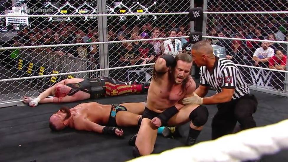 Alexander Wolfe (l.o.) und Eric Young (mit Adam Cole) wurden bei den War Games von WWE NXT blutig geprügelt