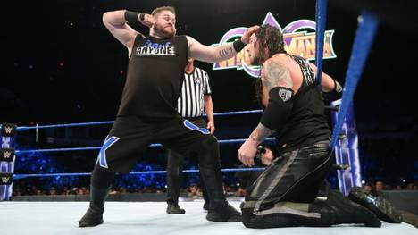 Baron Corbin (r., mit Kevin Owens) bekam bei WWE SmackDown Live die Chance, vor WrestleMania noch Champion zu werden