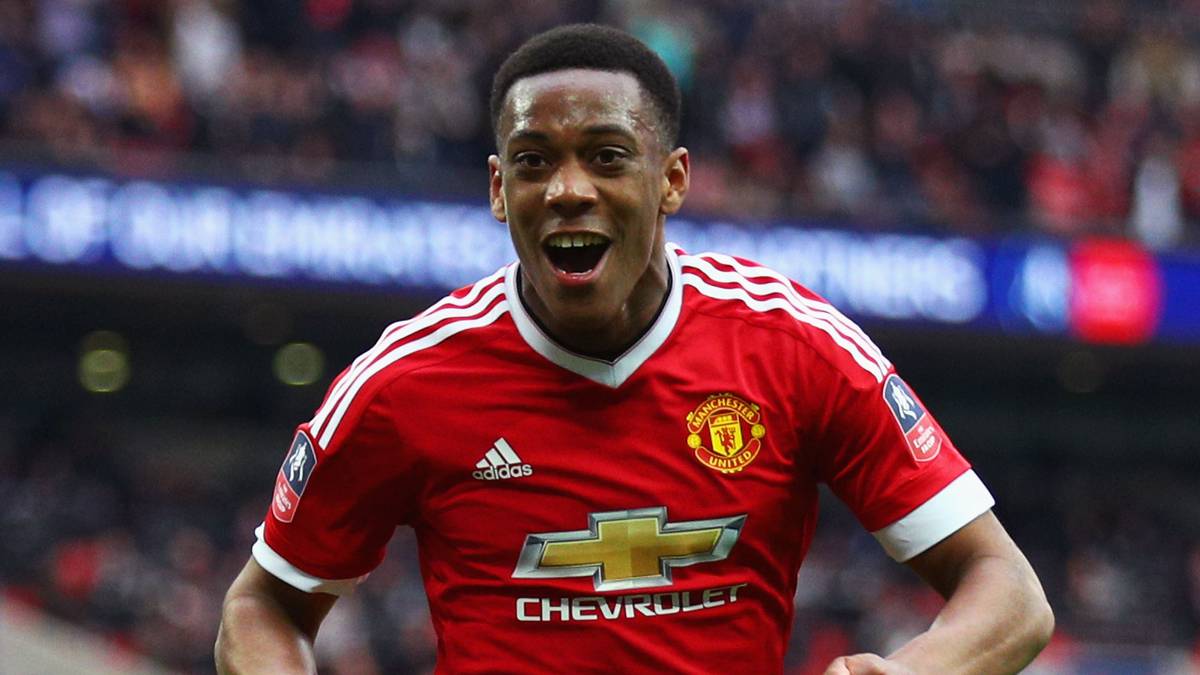 In den restlichen Top-Ligen Europas sind Trikot-Preise im dreistelligen Bereich nichts Besonderes. Inklusive Beflockung und dem Logo der Premier League auf dem Ärmel mussten die Fans von Manchester United in dieser Spielzeit insgesamt 106,95 Euro für ein Trikot der "Red Devils" auf den Tisch legen