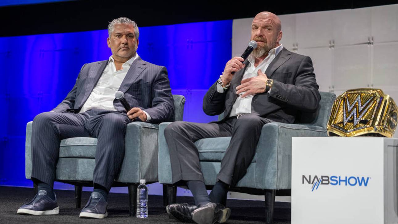 Nick Khan und Paul Levesque bei einem Messeauftritt in Las Vegas