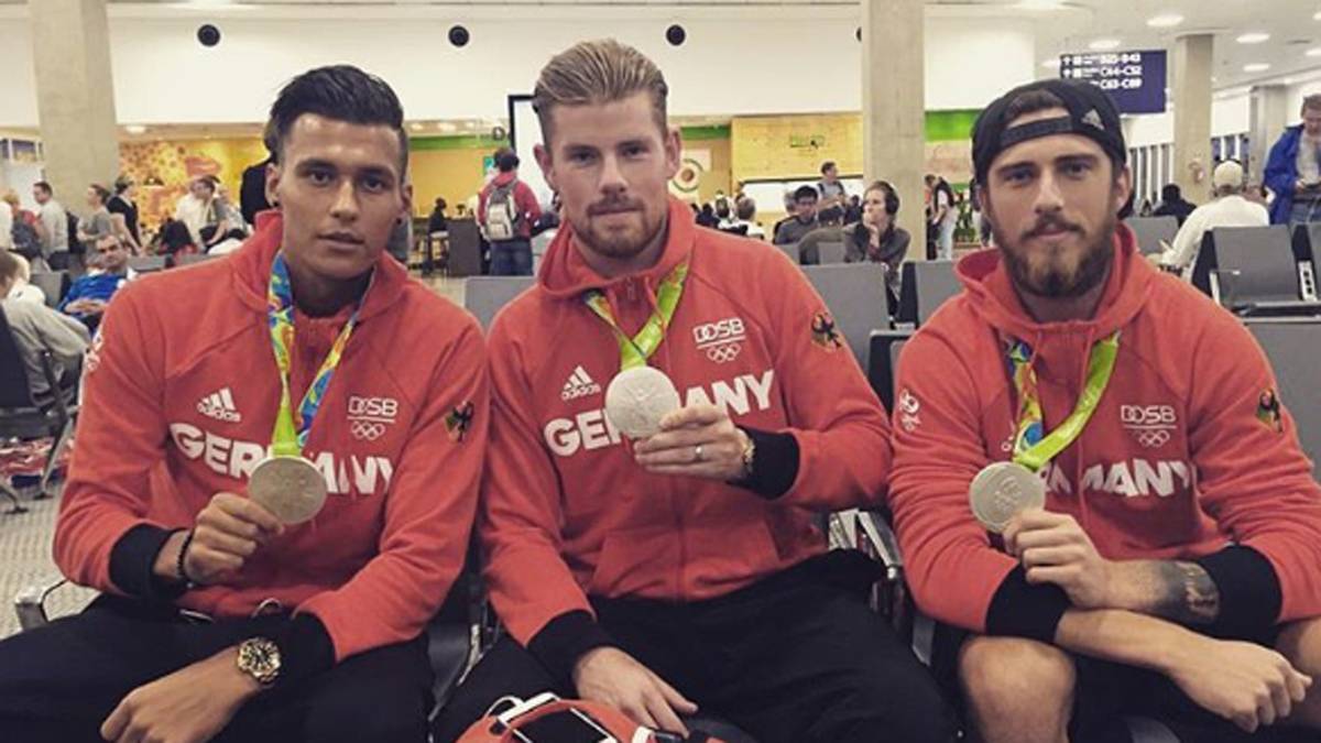 Die Fußballer sind derweil schon wieder auf dem Rückweg. Auf dem Flughafen bleibt Davie Selke, Timo Horn und Jannik Huth aber noch Zeit für  einen kleinen Schnappschuss mit Medaille