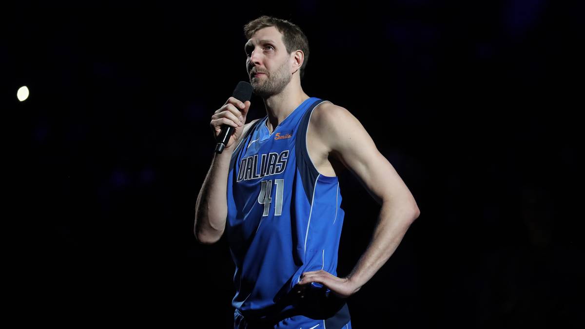 30 Punkte, 8 Rebounds, 3 Assists und 1 Block sind eine mehr als würdige Abschiedsvorstellung vor seinen Fans in Dallas. "Das war mein letztes Heimspiel, so wie ihr das erwartet habt", sagt der Superstar nach dem 120:109 gegen die Suns über das Hallenmikrofon