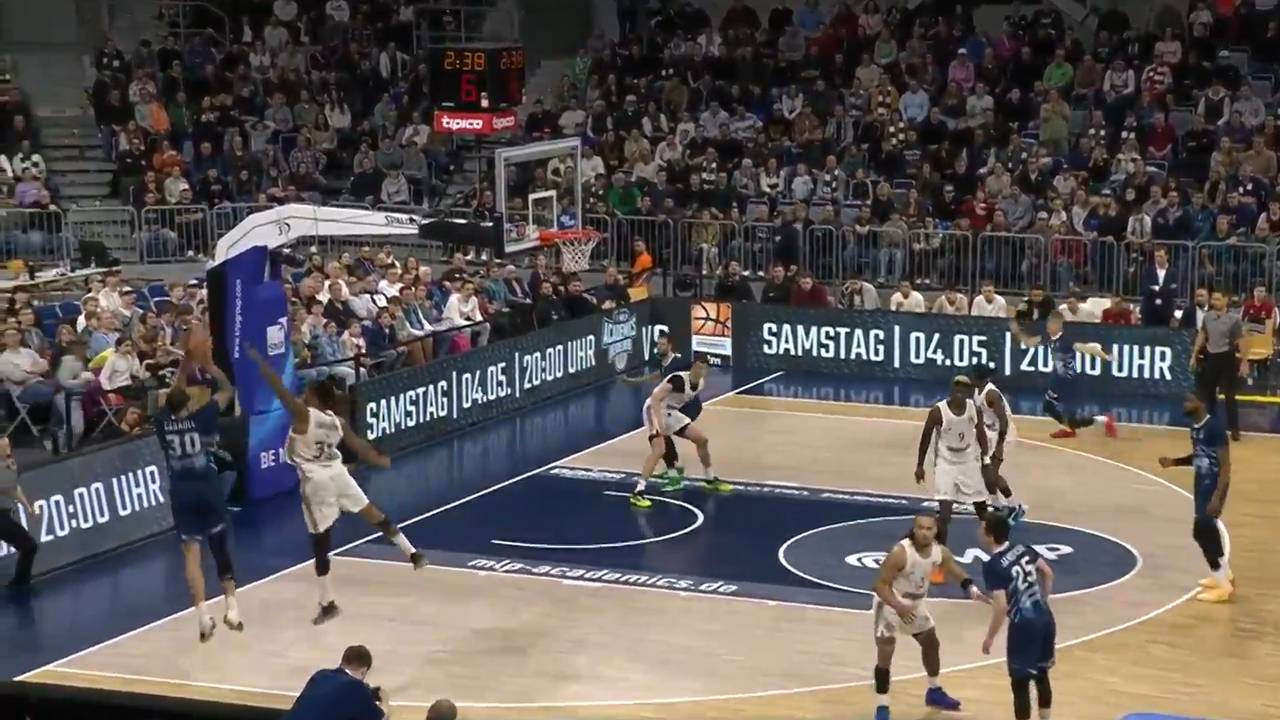 Vor Rekordkulisse! Hier blamieren sich die Bayern