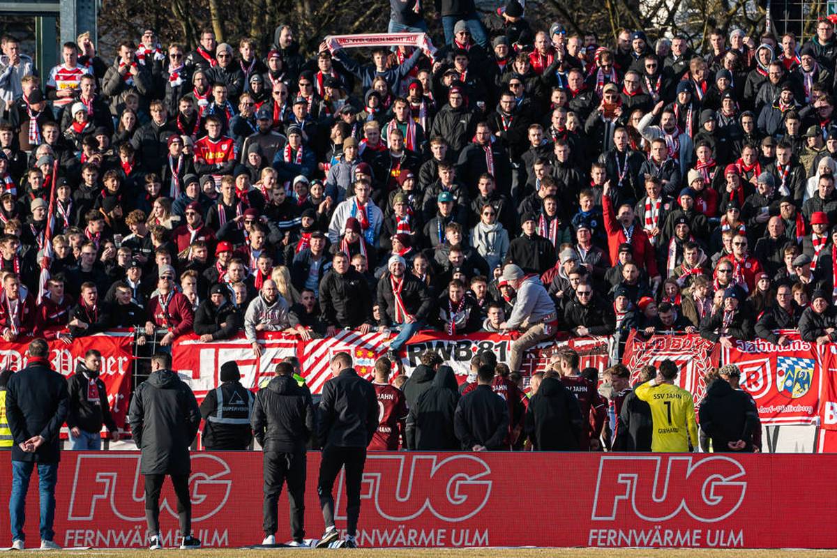 Das Kellerduell zwischen dem SSV Ulm 1846 und Jahn Regensburg wird für einen der beiden Aufsteiger zur Demütigung. Beim anderen gelingt einem Stürmer eine historische Torgala.