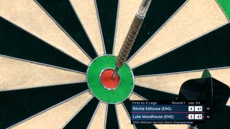 Ritchie Edhouse und Luke Woodhoouse liefern sich ein spannendes Duell in Runde 1 der German Darts Championchip, das erst im Decider seinen Sieger findet.