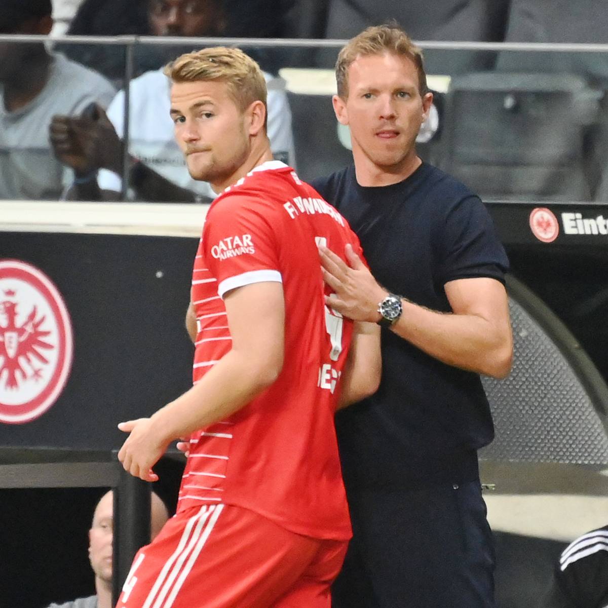 Die Abwehr des FC Bayern scheint sich nach dem souveränen 2:0-Sieg gegen Wolfsburg endgültig gefunden zu haben. Dabei sitzt mit Matthijs de Ligt der eigentliche Abwehr-Boss auf der Bank.