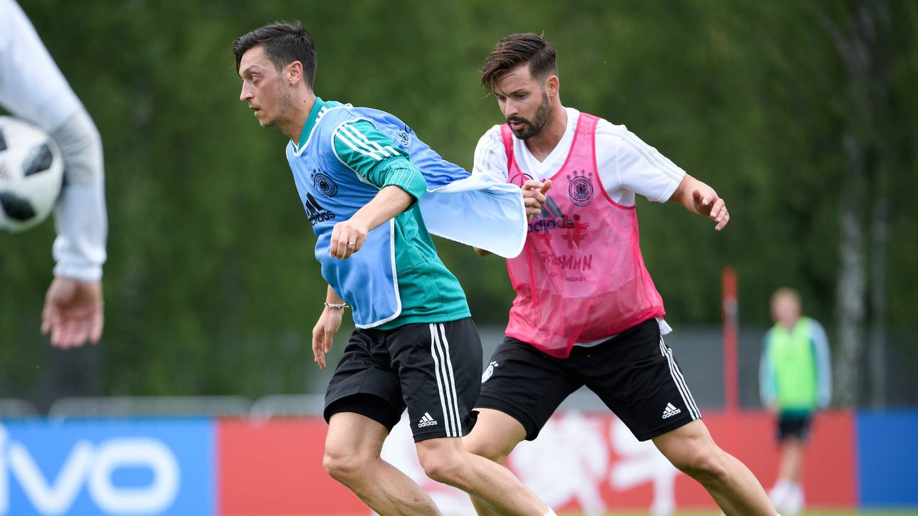 Bierhoff erklärt Löws Aufstellung