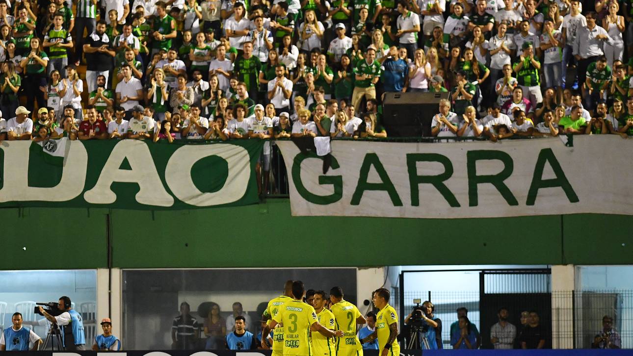 Chape-Fans mit Applaus bei Gegentor