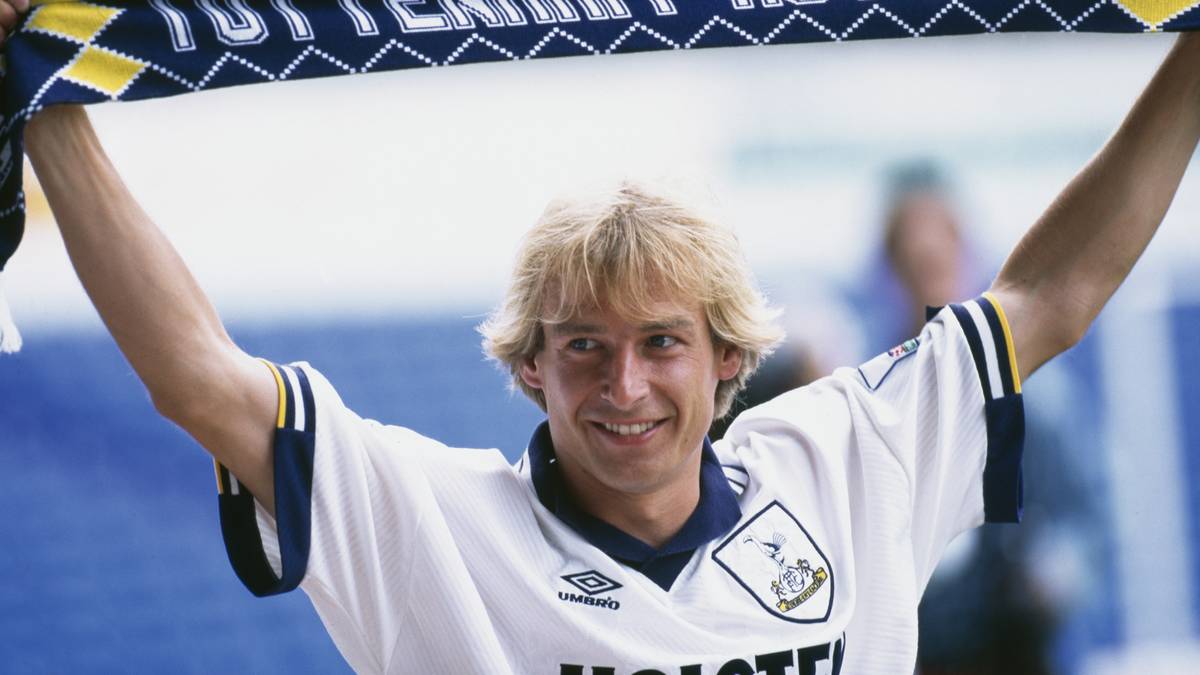 Jürgen Klinsmann ist nicht dabei: Der jetzige Nationaltrainer der USA bringt es für Tottenham Hotspur auf 56 Premier-League-Spiele. Damit verfehlt "Klinsi" knapp die Top 15 der deutschen Legionäre mit den meisten Einsätzen in der höchsten englischen Liga. SPORT1 zeigt die deutschen Rekordspieler in der Premier League