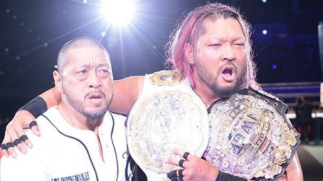 EVIL (r.) gewann mit Hilfe von Dick Togo die beiden Top-Titel von NJPW