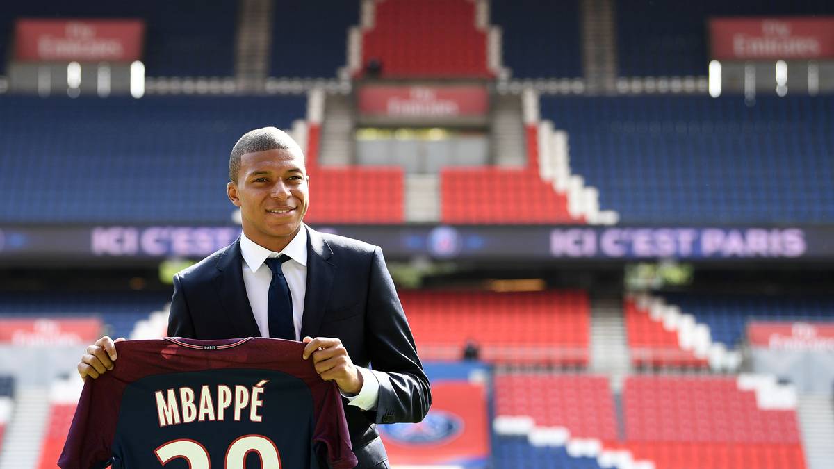 TEUERSTER TEENAGER: Im vergangenen Jahr bereits an Paris Saint-Germain ausgeliehen, verpflichteten ihn die Hauptstädter nun fest für 180 Millionen Euro - weltweit ist nur 222-Millionen-Mann Neymar teurer. Auch hier schlug Mbappe Offerten von Real Madrid und vom FC Barcelona aus und bevorzugte mit Paris die Nähe seines Geburtsorts