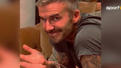 Vor genau 20 Jahren schoss David Beckham die englische Nationalmannschaft mit einem legendären Freistoß-Tor zur WM 2002. Jetzt sieht er die Bilder zum ersten Mal im Original-Kommentar.