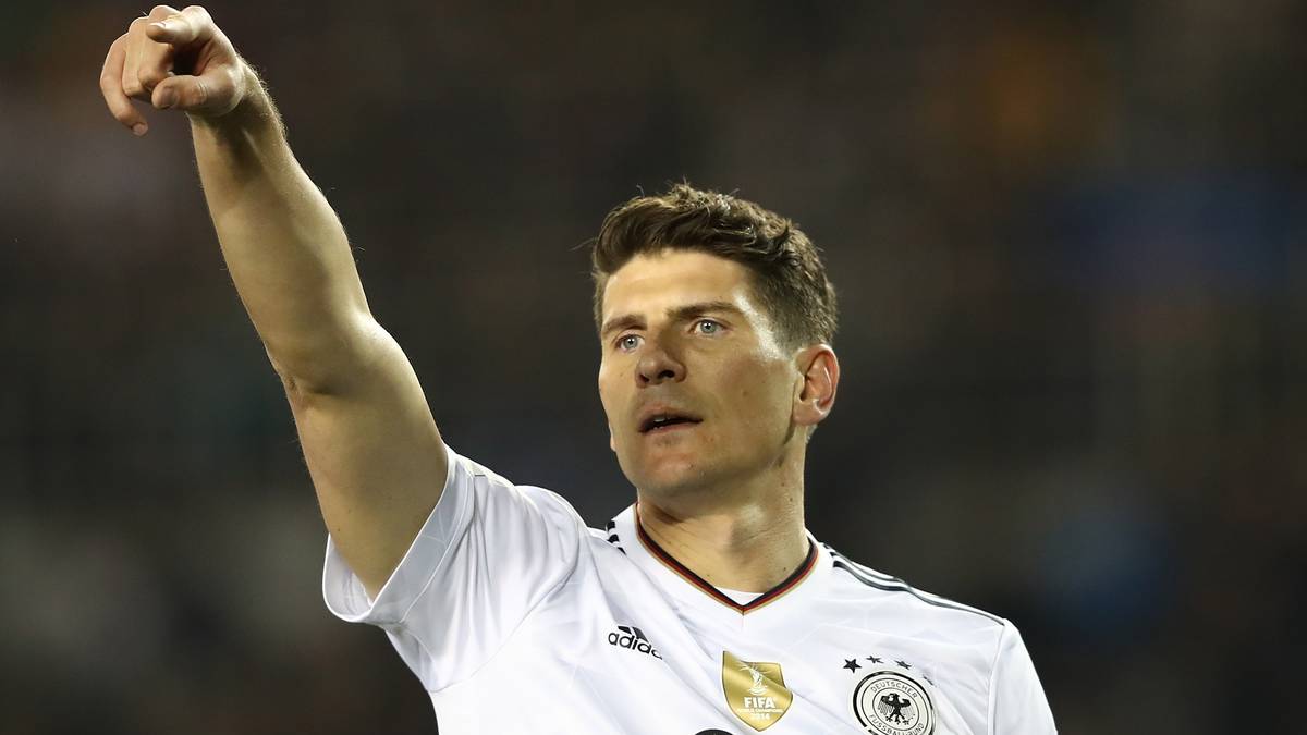 Mario Gomez hat gegen die tief stehende Aserbaidschaner Defensive lange einen schweren Stand