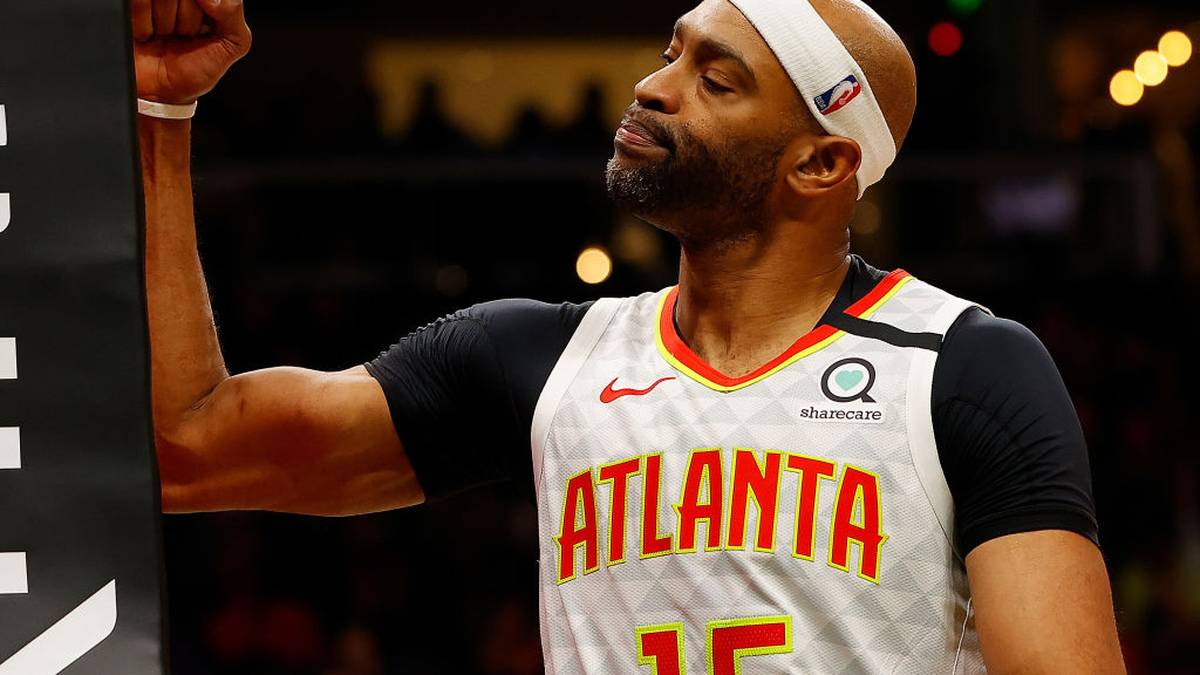 Zumal die bisherigen Bestmarken weiter antreiben: Der Olympiasieger im Jahr 2000 hat ganze 1541 NBA-Spiele gemacht. 21 Jahre und fünf Wochen, 22 Spielzeiten in der US-Profiliga – das hat vor ihm geschafft noch nicht einmal Dirk Nowitzki geschafft

