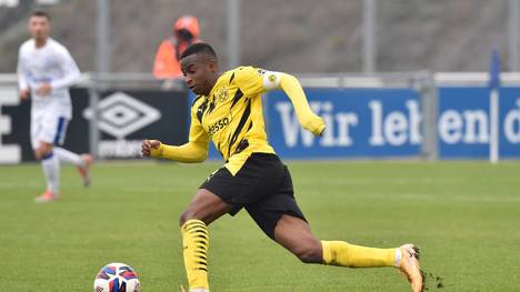 Youssoufa Moukoko könnte schon am nächsten Bundesliga-Spieltag sein Profidebüt beim BVB feiern. Vorher müsste er allerdings umziehen.