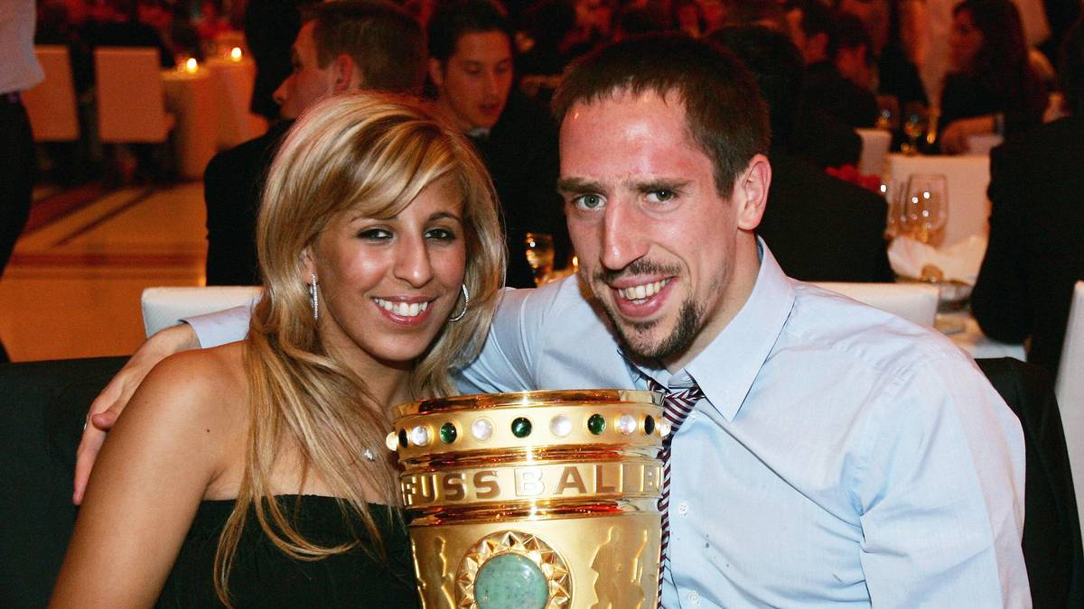 Die neu Erweckten schaffen eine Start-Ziel-Meisterschaft mit am Ende zehn Punkten Vorsprung vor Werder Bremen, als Dreingabe gibt's noch den DFB-Pokal, den Ribery mit Ehefrau Wahiba stolz präsentiert. Dazu noch eine doppelte Ehrung als Fußballer des Jahres in Deutschland und Frankreich