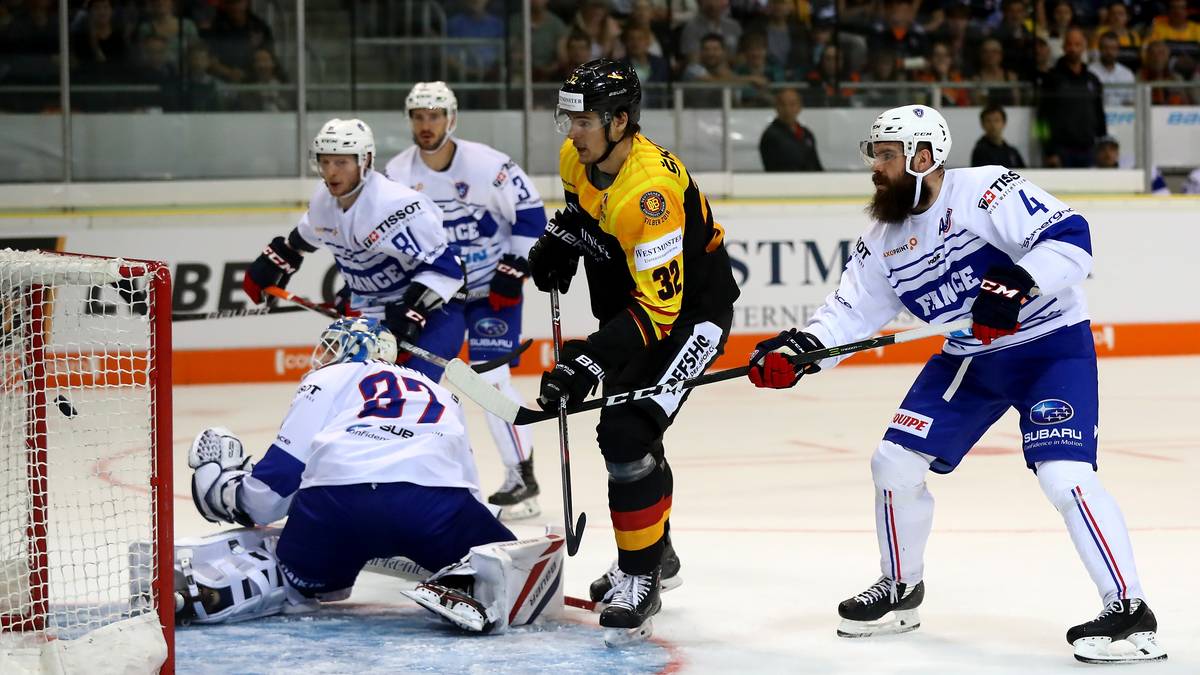 OLIVER MEBUS (Thomas Sabo Ice Tigers Nürnberg): Der 25-Jährige feiert 2015 sein Debüt im Nationalteam. Der 2,06-Meter-Hüne besticht durch seine Physis und bringt über 100 Kilo auf die Waage
